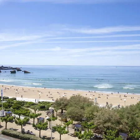 Superbe Face à La Accès Direct